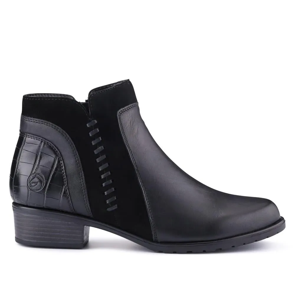 Leather Stitched Ankle Boots - DRS40512 / 326 359