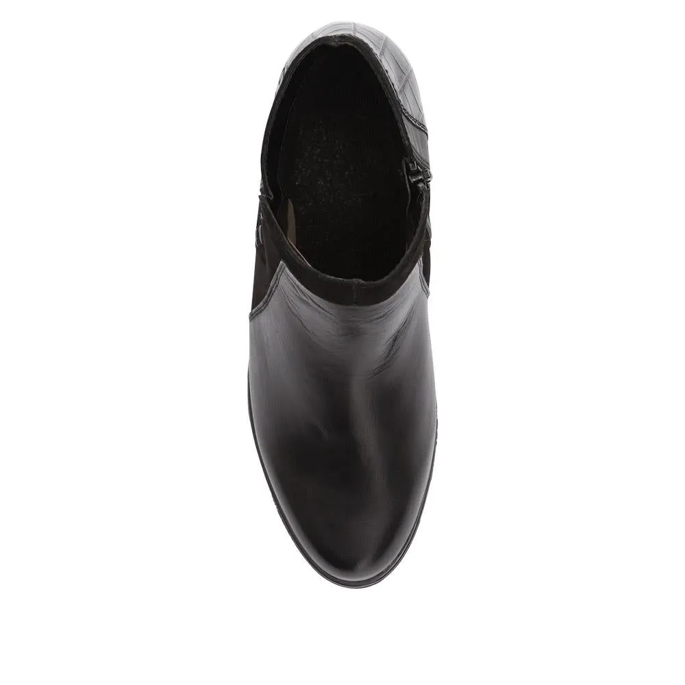 Leather Stitched Ankle Boots - DRS40512 / 326 359